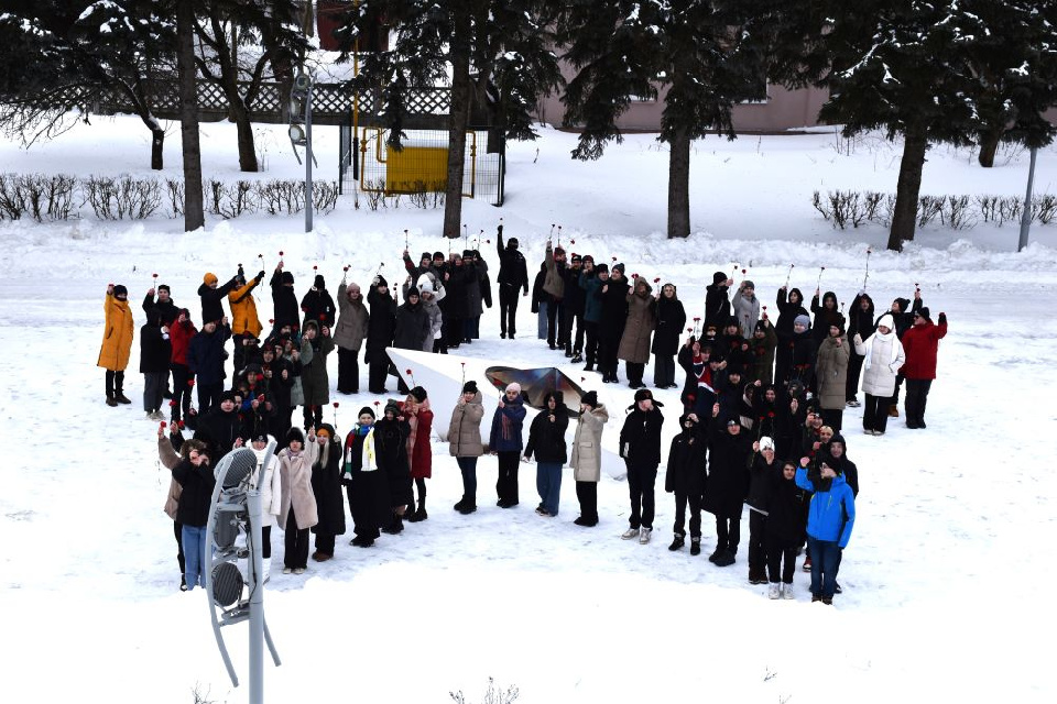 В Щекино прошел флешмоб &quot;Звезда героя&quot;.