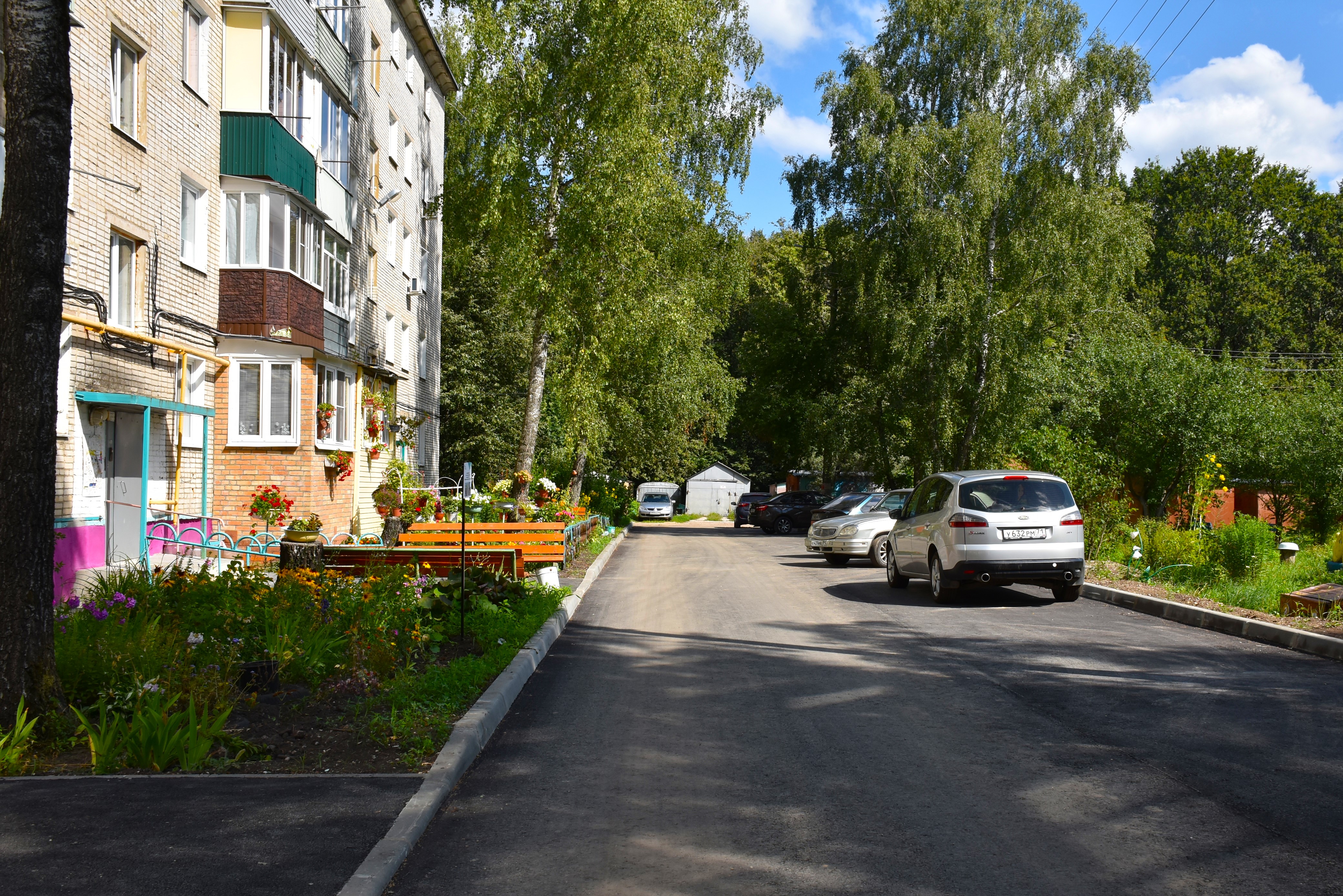 Благоустройство дворов выполнено на должном уровне.