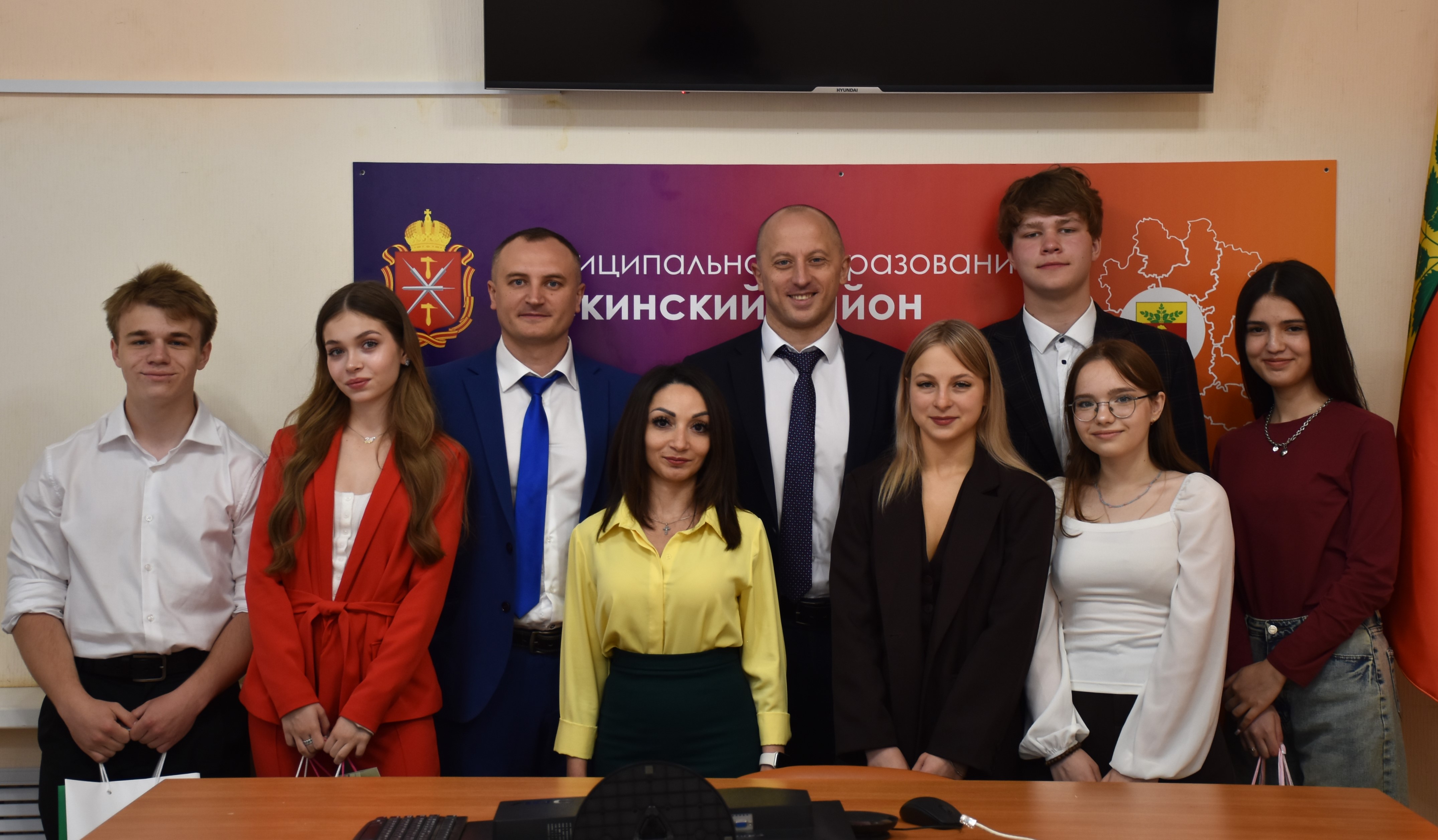 Александр Гамбург встретился с щекинскими стобалльниками.
