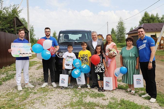 Многодетная семья из Щекинского района получила автомобиль.