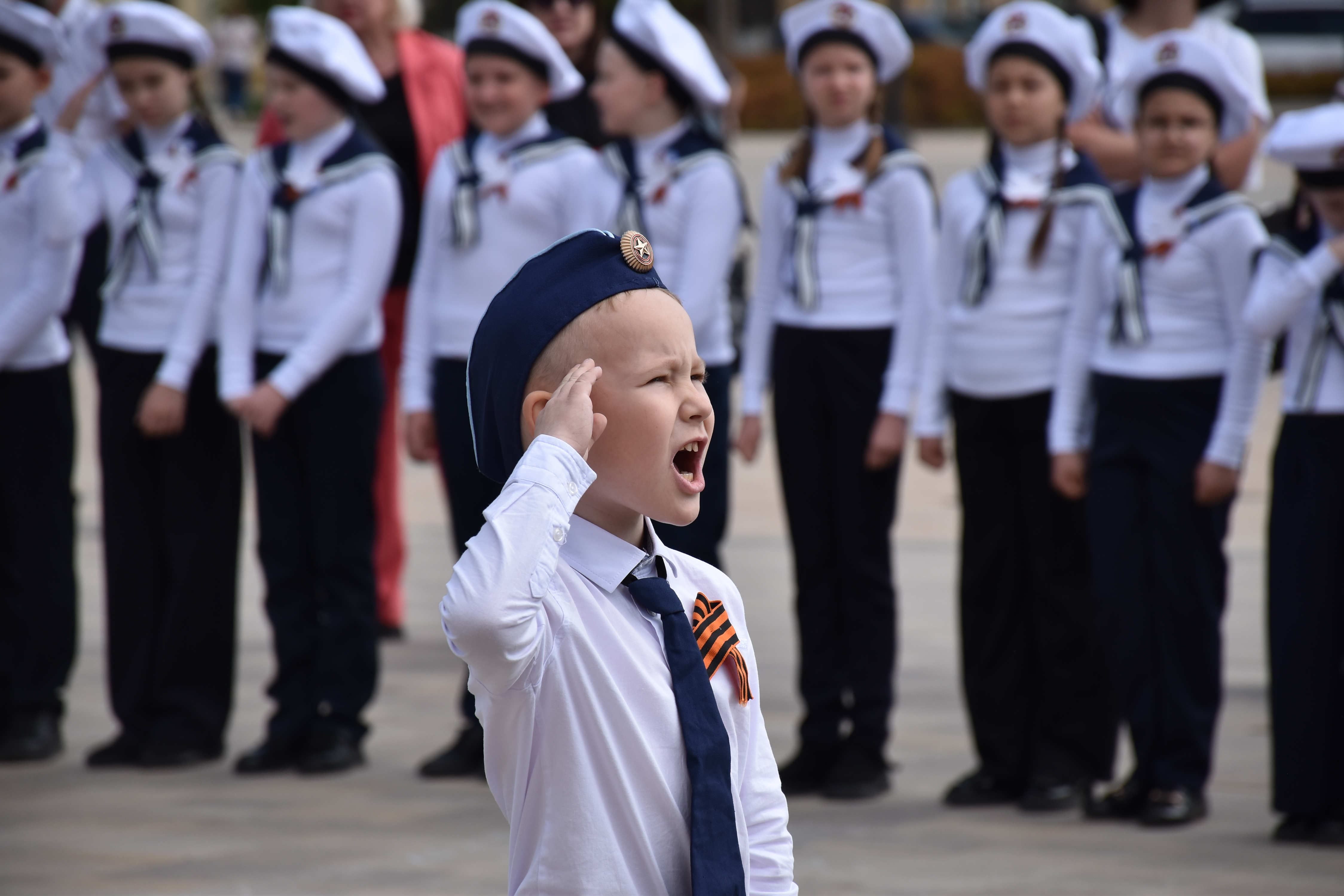 На площади города Щекино прошел смотр строя и песни, посвященный 80-летию Победы в Великой Отечественной войне.