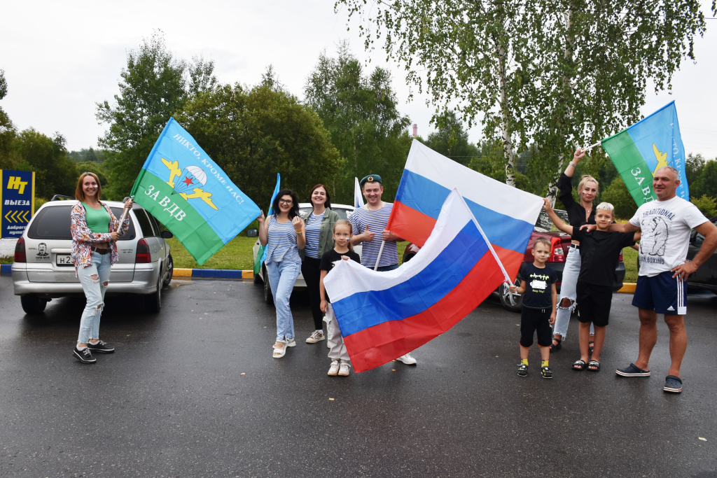 В преддверии Дня ВДВ щекинцы приняли участие в автопробеге.