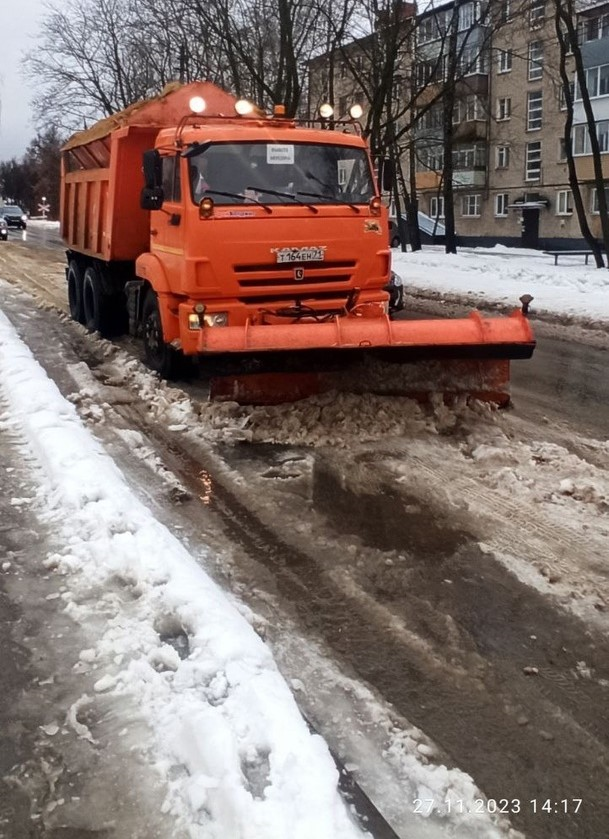 Продолжаются работы по устранению последствий снегопада.