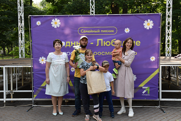 В День семьи, любви и верности в Щекино состоялся &quot;Большой семейный пикник&quot;.