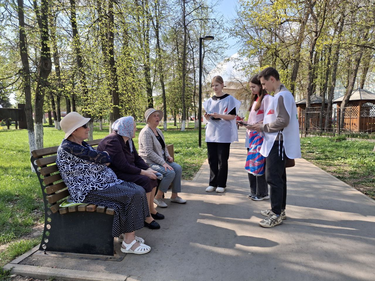 Волонтеры продолжают информировать жителей о возможностях голосования по благоустройству.