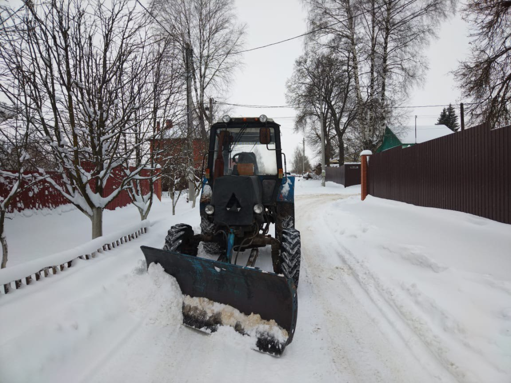 Уборка снега в районе.