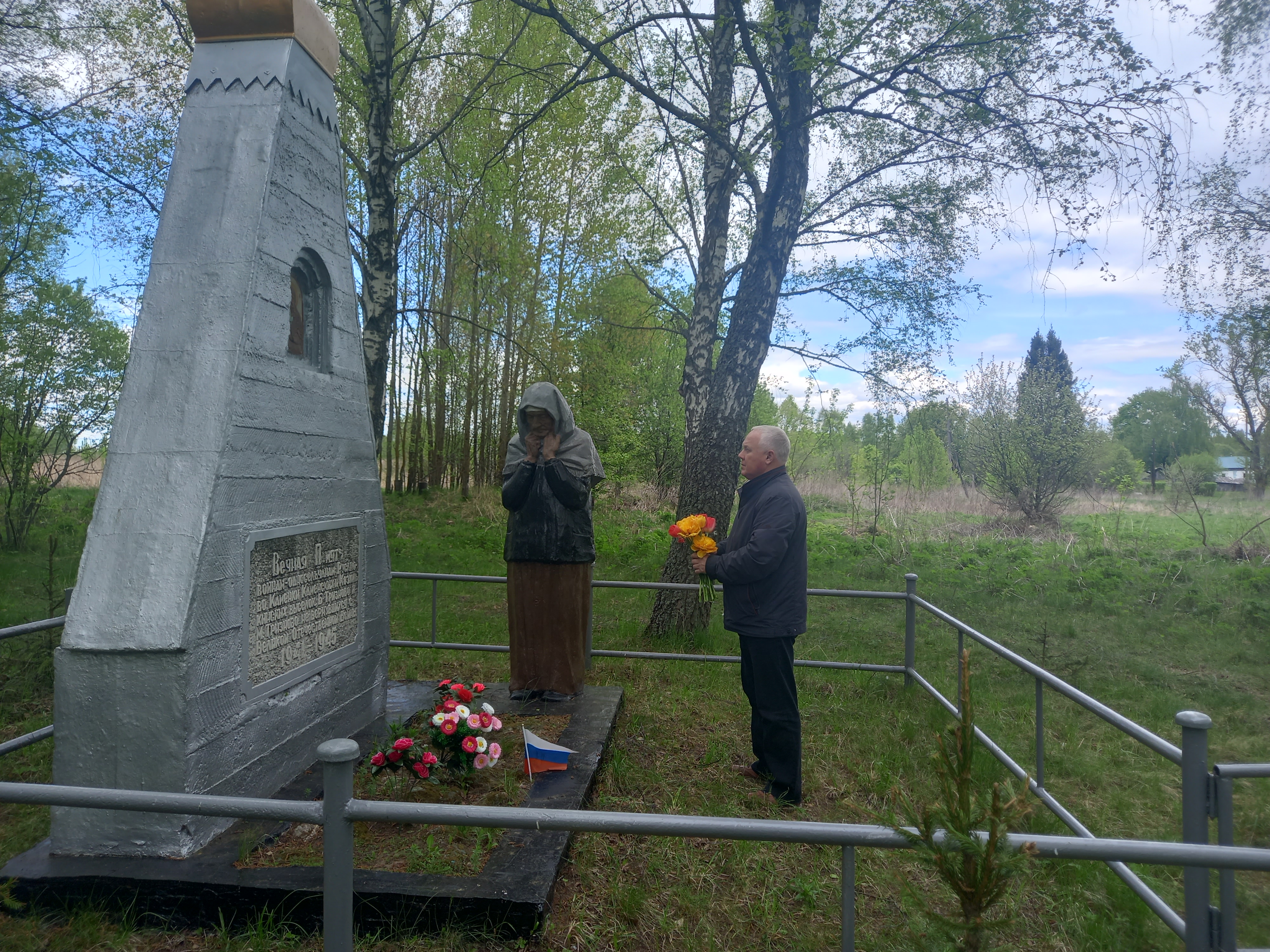 07 мая возложение цветов к памятнику в д. Новое Русаново.