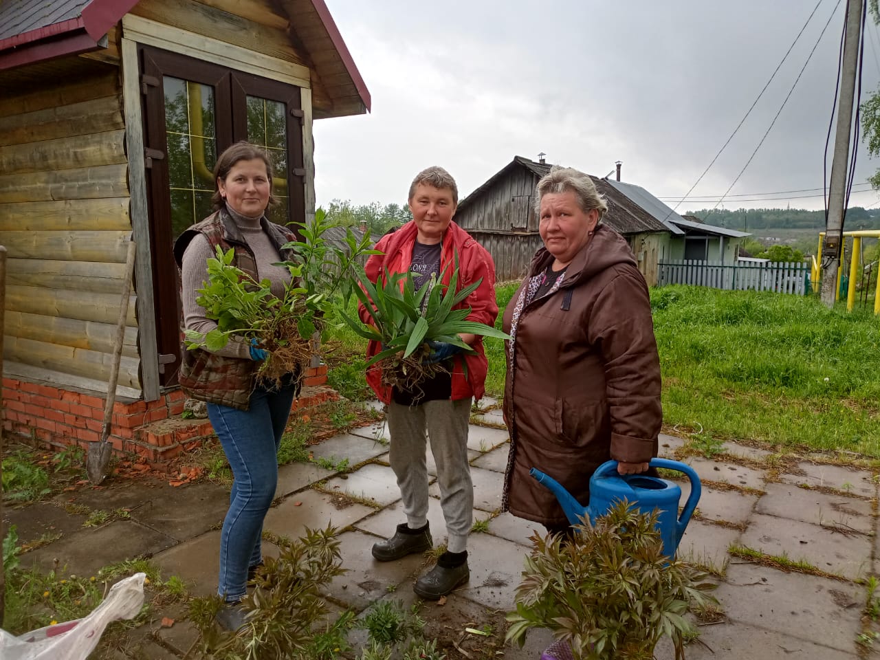 31 мая в д. Орлово прошла высадка цветов в районе часовни.