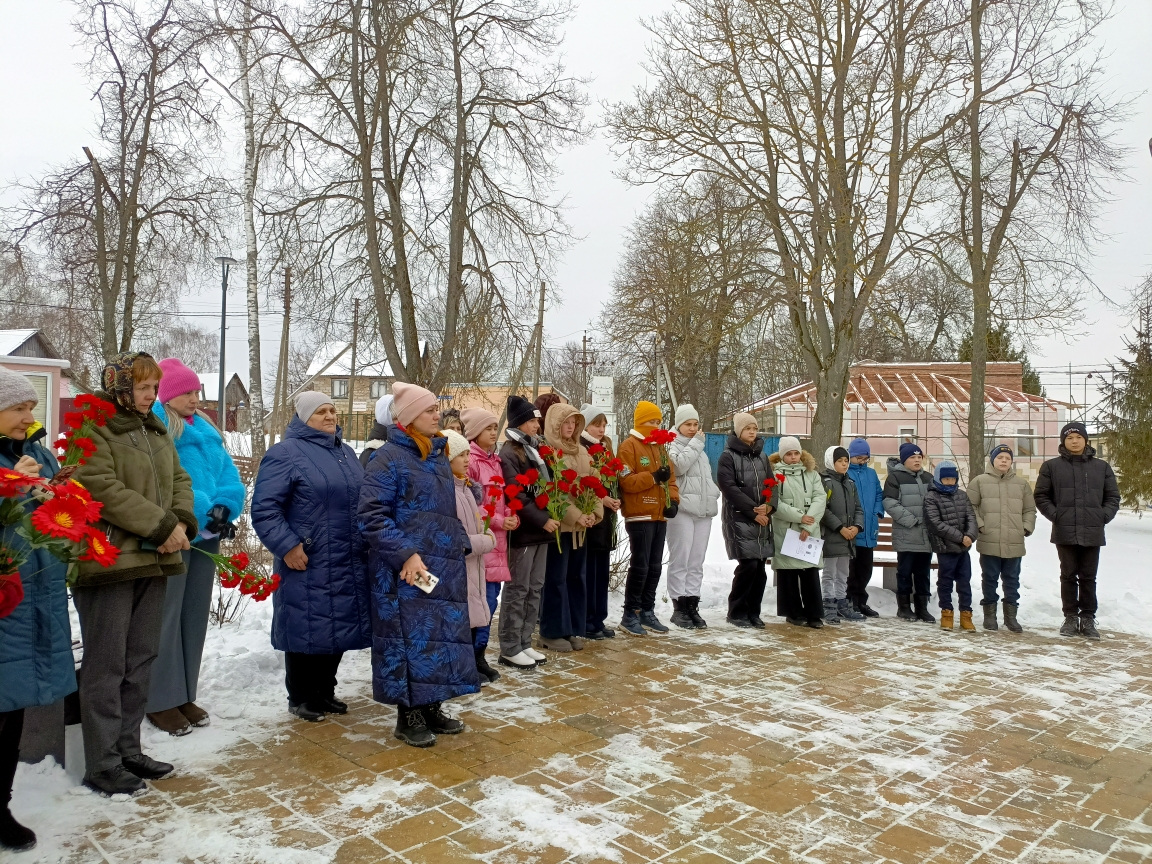 Митинг на братском захоронении села Крапивна, посвященный 83-ей годовщине со дня освобождения села от немецко-фашистских захватчиков 19.12.2024.