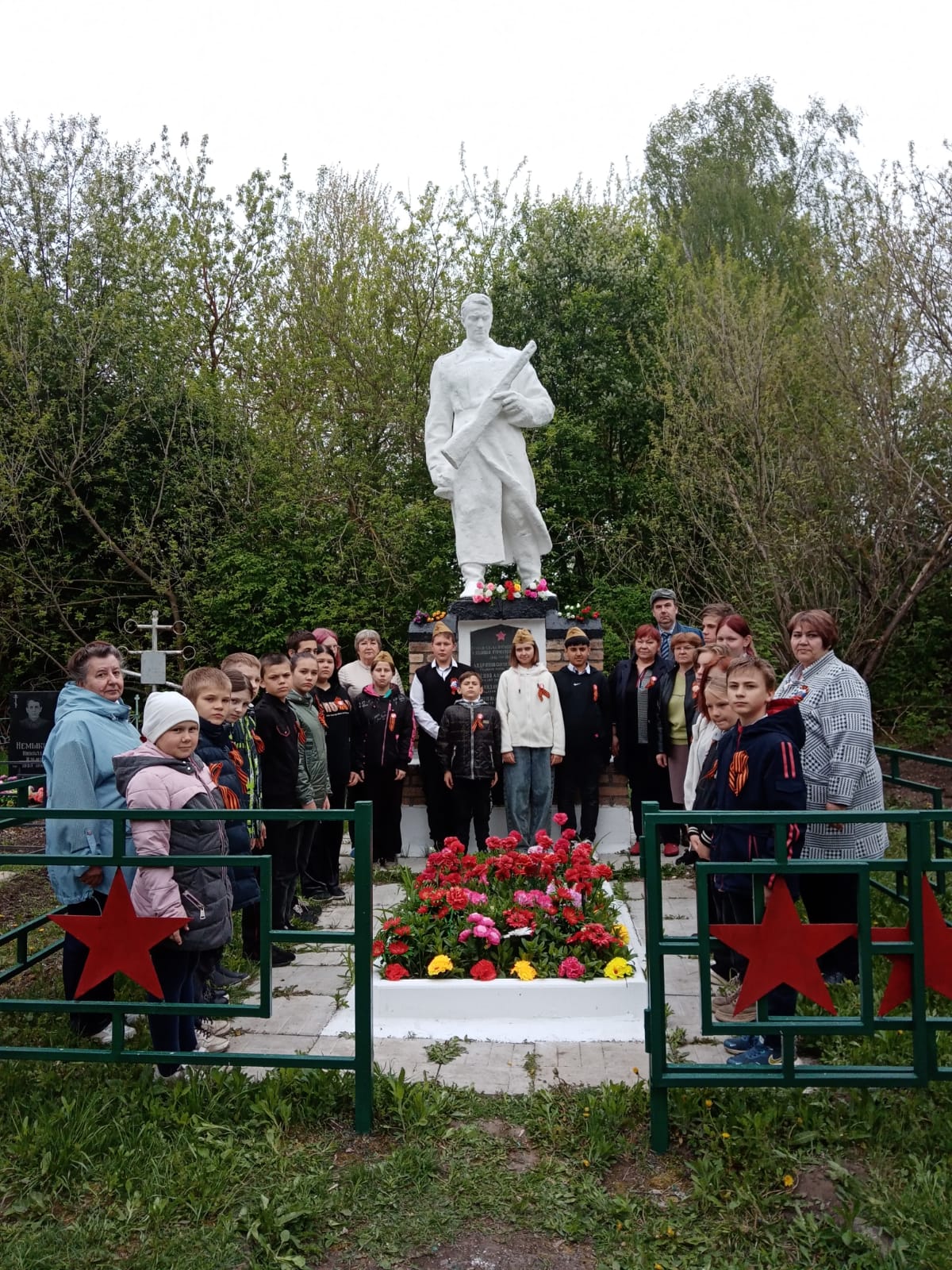 07 мая возложение цветов на братском захоронении села Малынь.