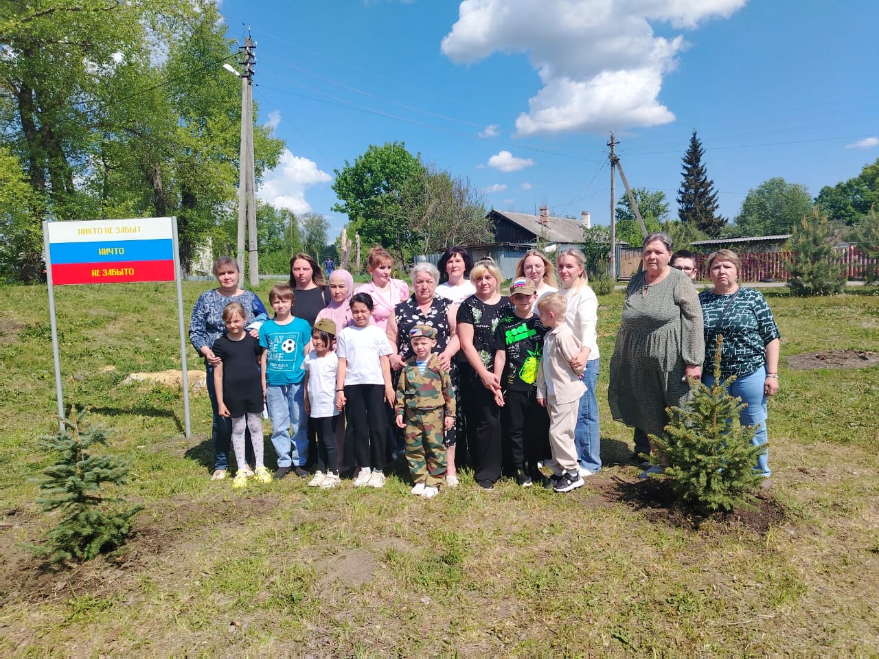 Сегодня в муниципальном образовании Ломинцевское была высажена аллея в честь памяти погибших в ходе специальной военной операции на Украине..