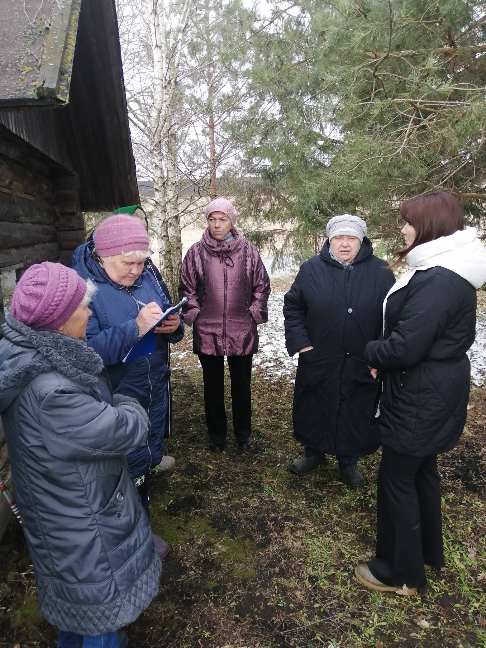 09.04.2025г. в д. Хмелевец-Крюково в 15.00 около дома №15 состоялась встреча населения с главой администрации МО Огаревское О.В. Шавловой..