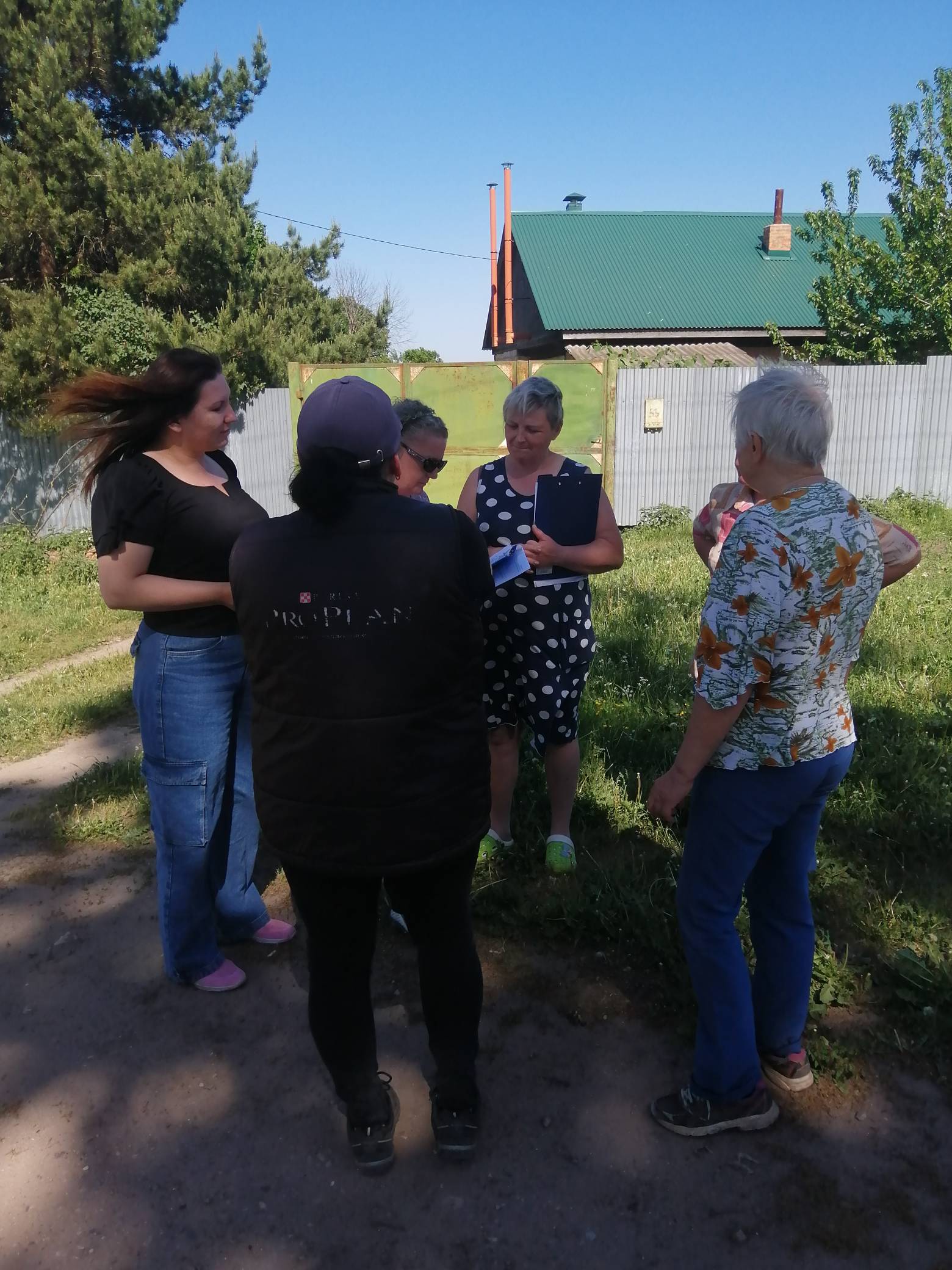 28.05.2025 г. в 15.00 в с. Костомарово около д.49 состоялась встреча с населением главы администрации МО Огаревское Щекинского района Шавловой О.В..