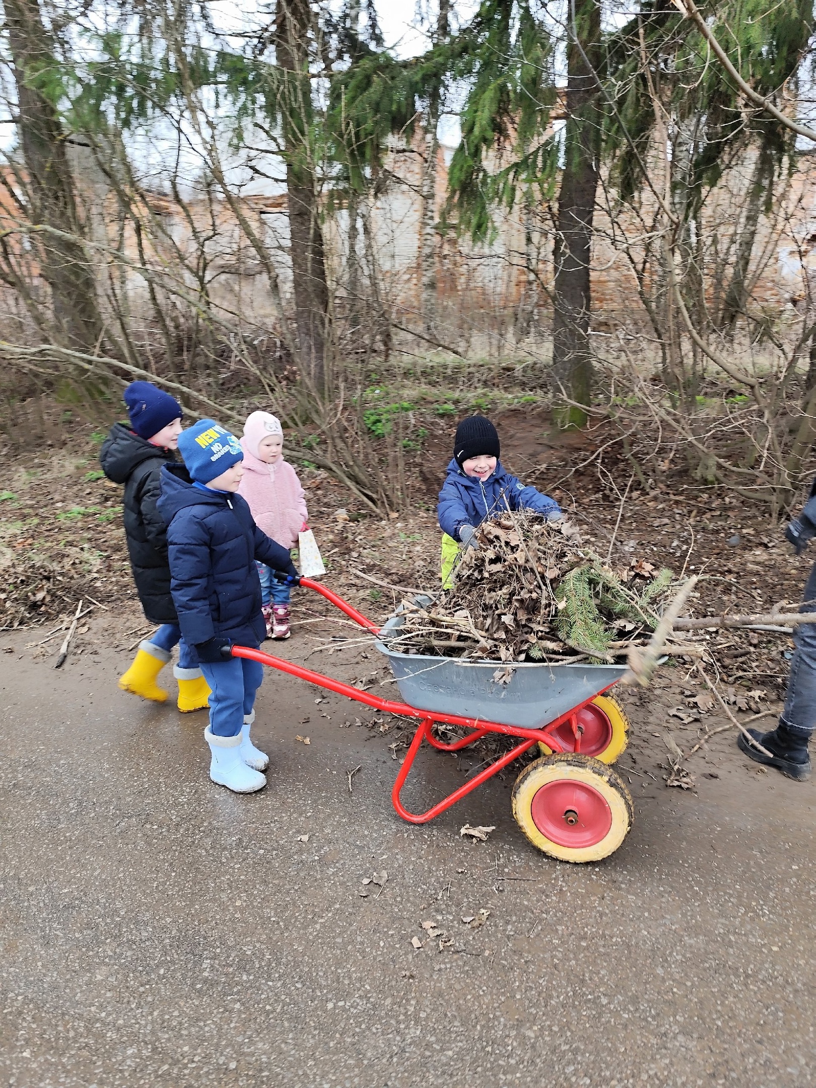 13.04.2025 года  жители села Селиваново  Щекинского  района  приняли участие   в  субботнике..