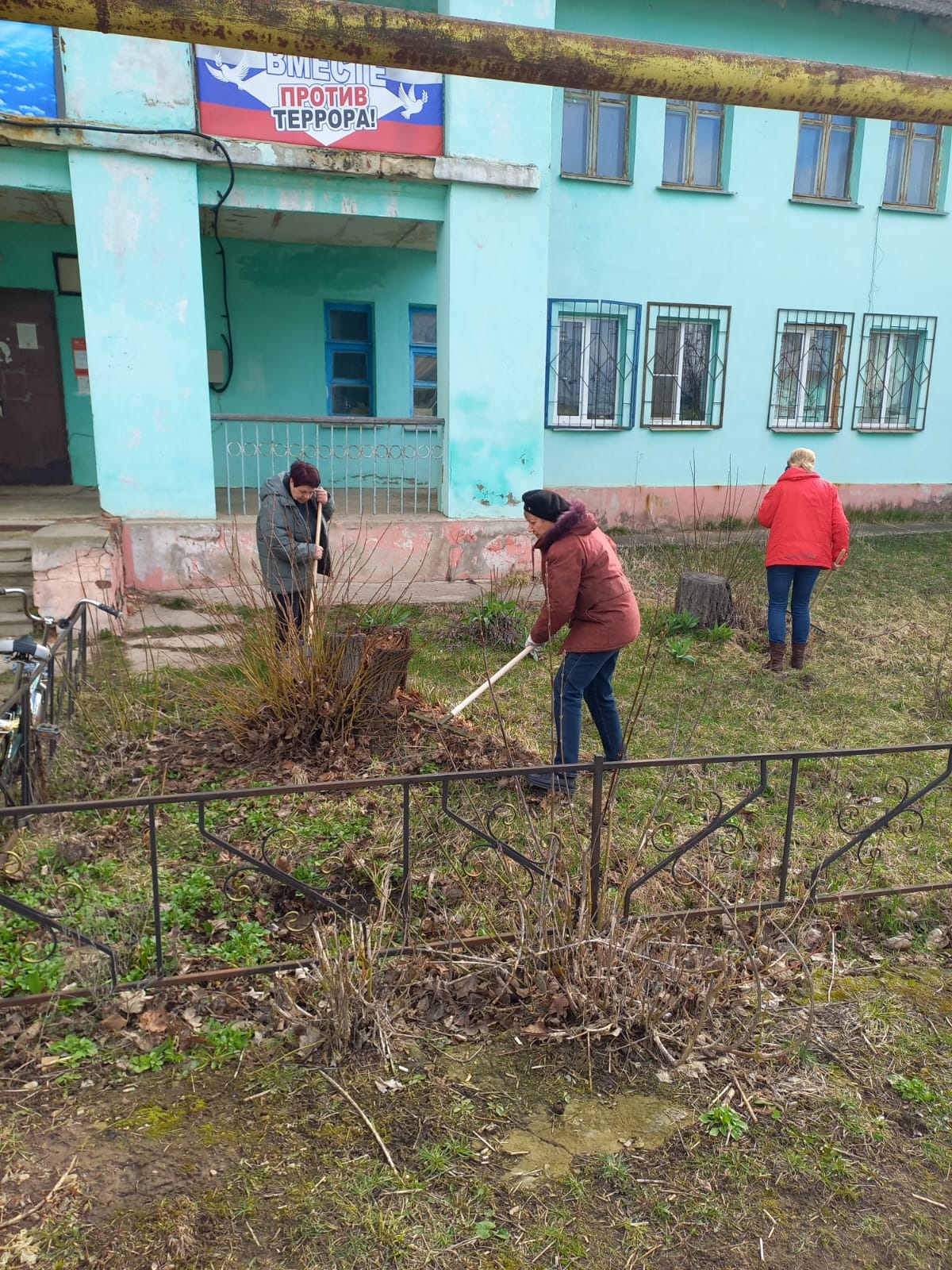 Поселок  Головеньковский   становится чище благодаря  сотрудникам  ООО «Олимп», которые  11.04.2025 года  провели субботник в рамках месячника  по благоустройству, объявленного Губернатором Тульской области Дмитрием Миляевым.