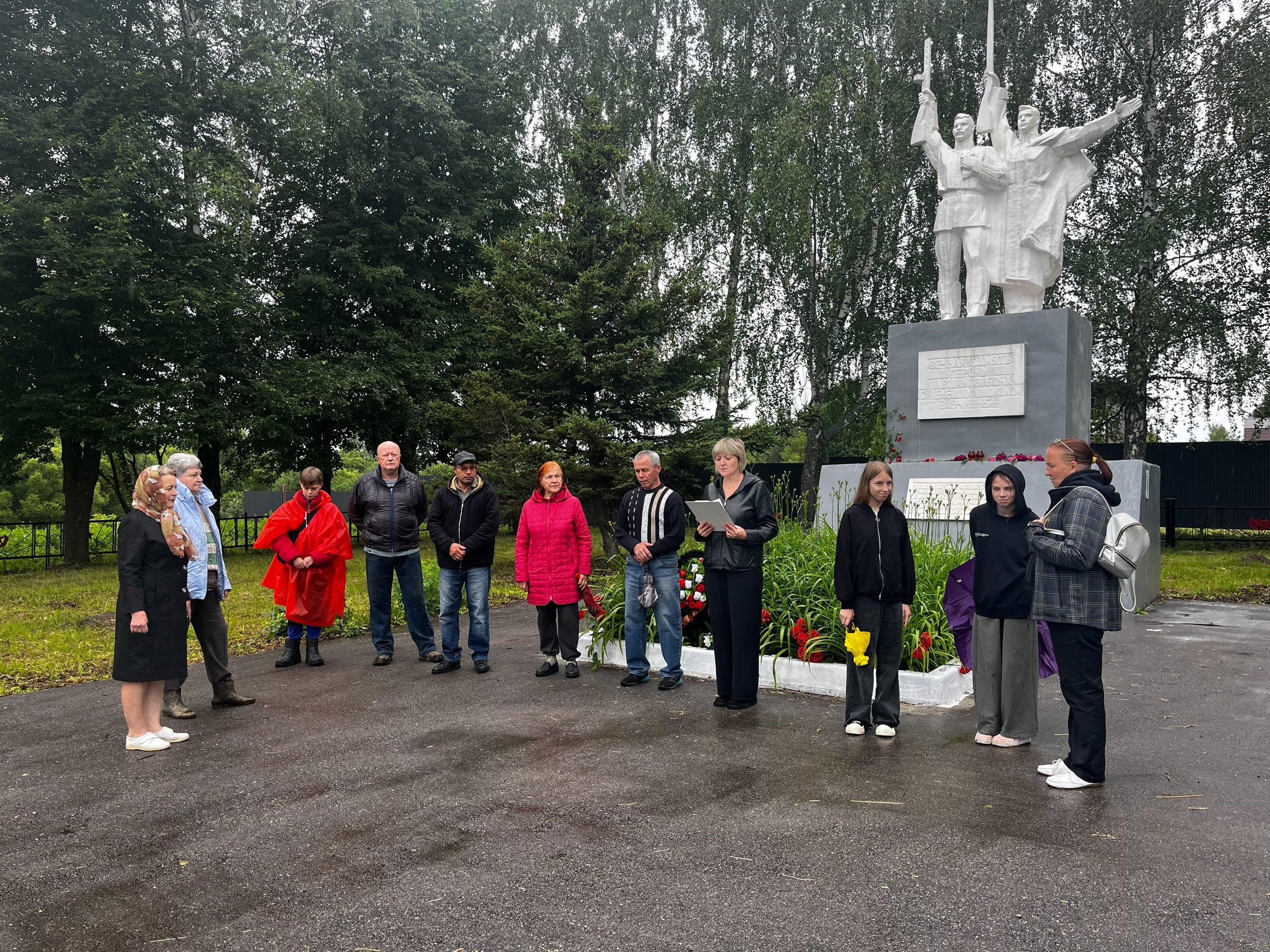 22 июня 2025 года  на памятниках  павшим войнам  в  Великой Отечественной Войне муниципального образования Яснополянское Щекинского района  прошла акция   «Минута молчания» посвящённой Дню памяти и скорби.