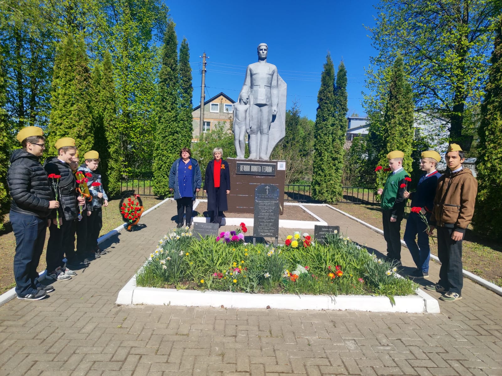 06.05.2025 г.  в преддверии празднования 80-летия Победы в Великой Отечественной войне на Памятнике «Солдат с мальчиком» в д. Большая Тросна прошло возложение..