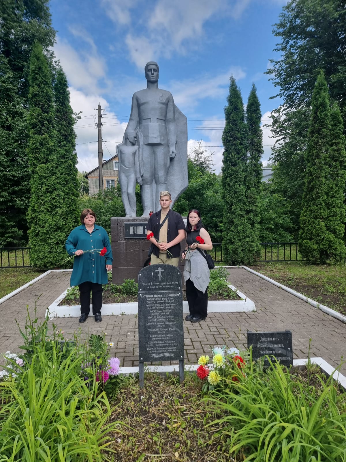 20.06.2025 года, в преддверии Дня памяти и скорби на Памятнике  Солдат и  мальчик д. Большая Тросна   Щекинского района прошло возложение цветов.