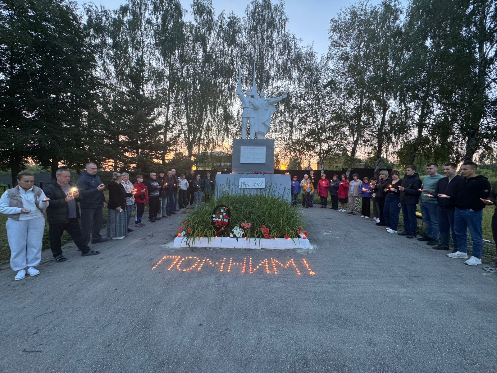 В муниципальном образовании Яснополянское Щекинского района на памятнике Воин и Партизан с. Головеньки прошла акция «Огненные картины войны» , акция «Свеча памяти» как знак вечной памяти о миллионах погибших в годы Великой Отечественной войны..