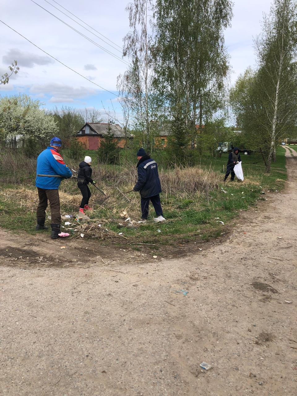 19.04.2025 года  жители д. Краснополье  Щекинского района  приняли участие    субботнике. Проведена уборка мусора вокруг контейнерной площадке  и по дороге  при въезде в деревню..