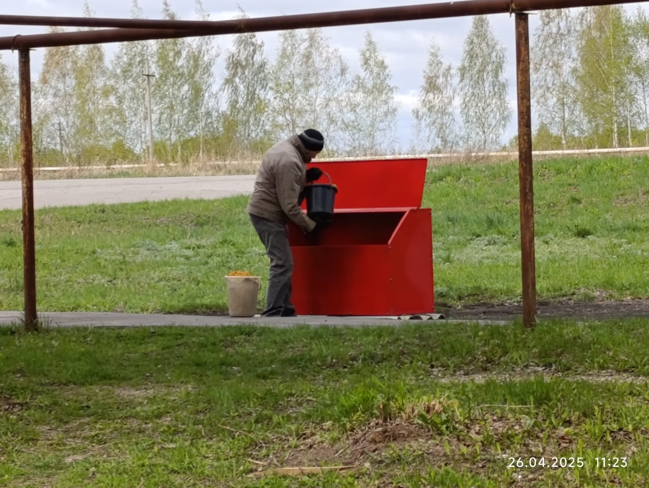 26.04.2025 года  жители п. Головеньковский  Щекинского района  приняли участие    субботнике. Проведена уборка мусора в район летней сцены, проведена покраска сцены.