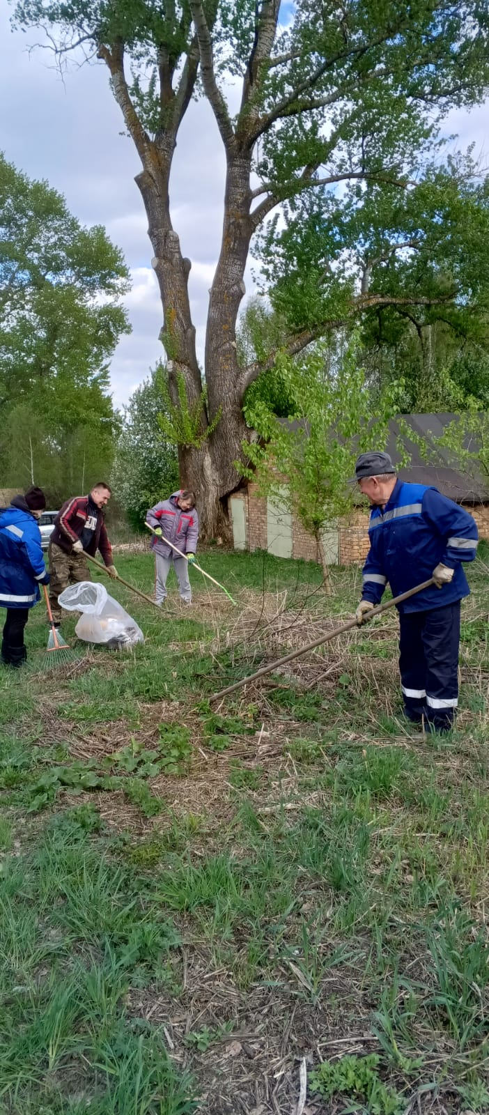 19.04.2025 года  жители  деревни Хутор-Озерки   Щекинского района  приняли участие    субботнике..