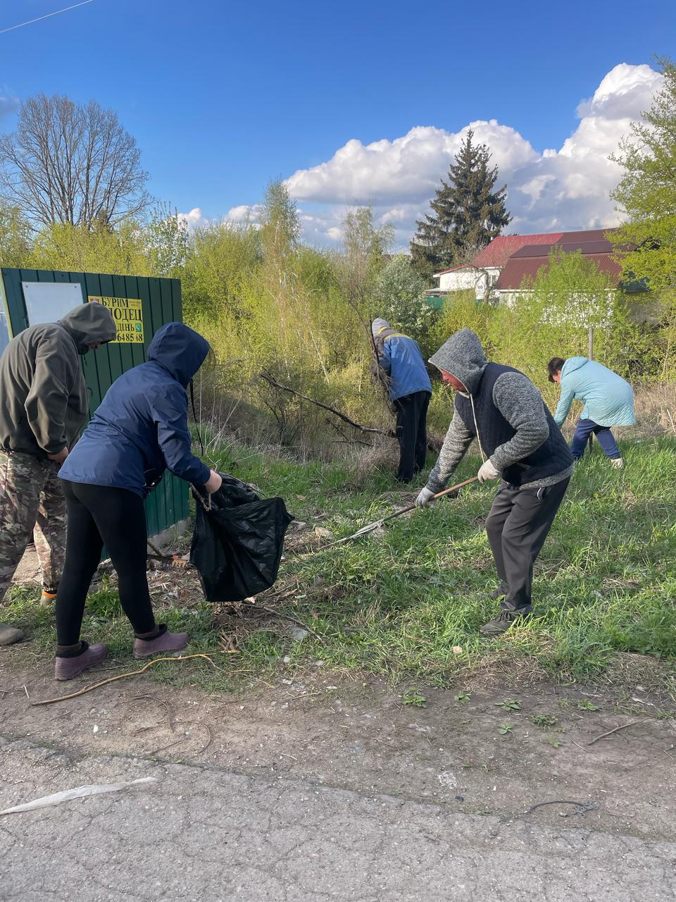26.04.2025 года  жители д. Кочаки  Щекинского района  приняли участие   в субботнике. Проведена уборка мусора вокруг контейнерной площадке  и по дороге  при въезде в деревню. Субботник  организован по инициативе   старосты Алешиной Анжелы  Анатольевны..