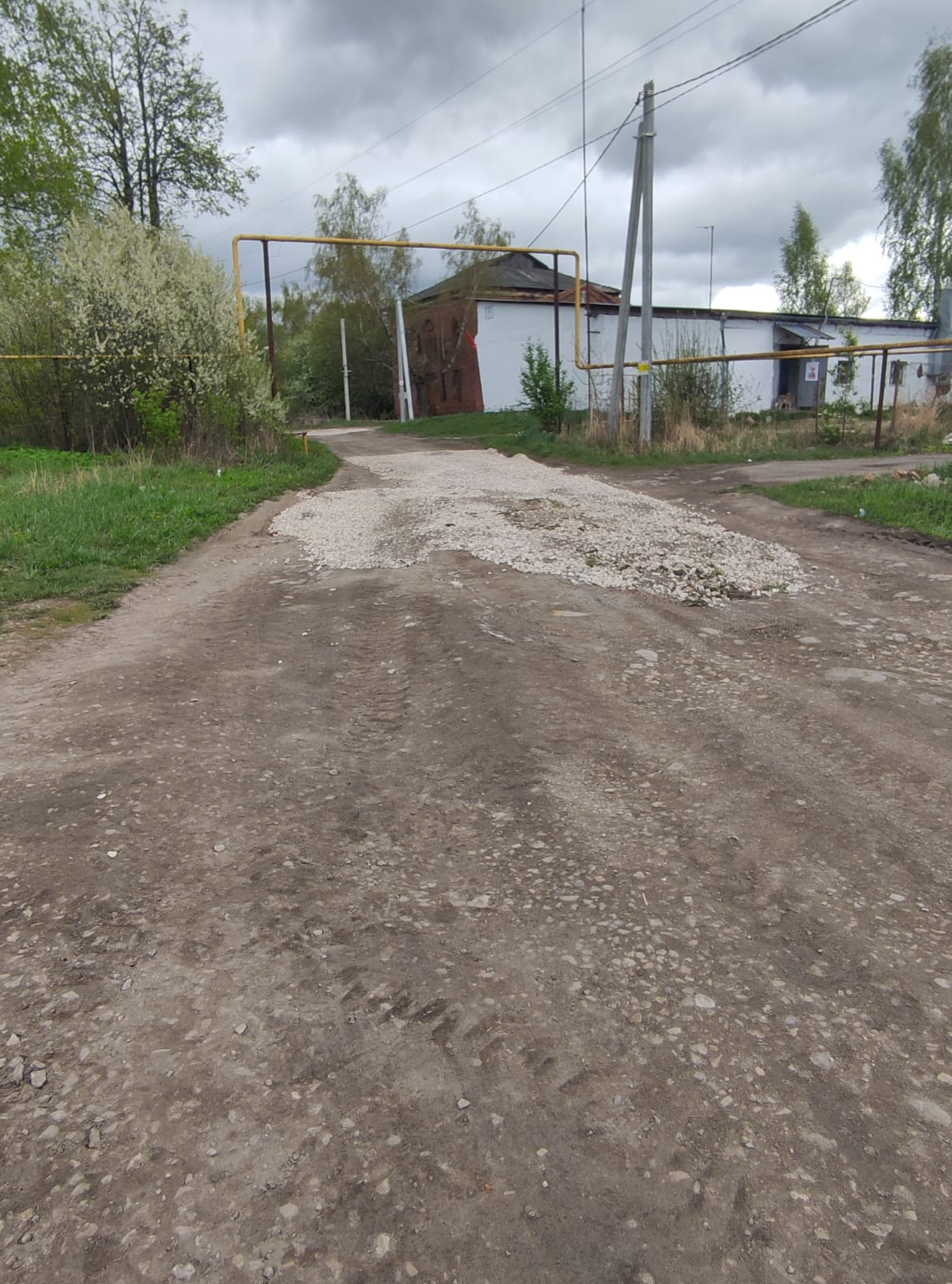 Жители села Головеньки   под руководством старосты Пантюхиной Галины Васильевны провели отсыпку дороги в селе..