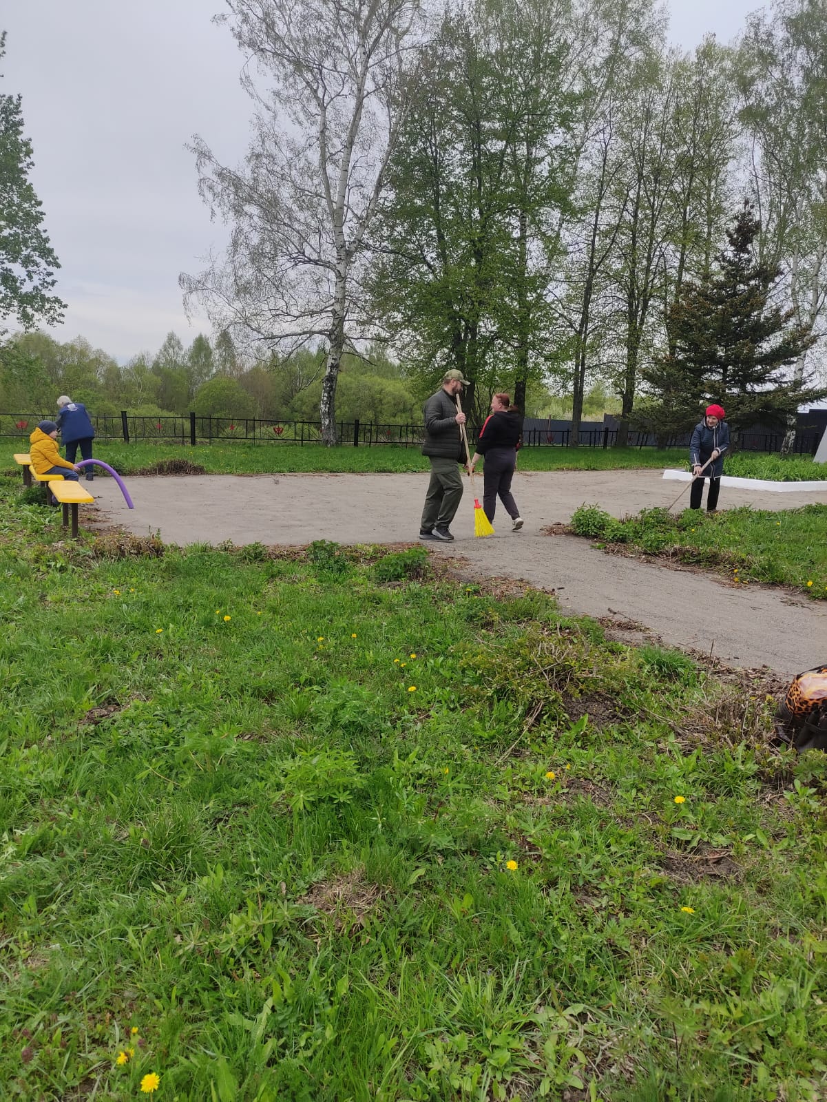 03.05.2025 года  по инициативе  старосты с. Головеньки   Пантюхиной  Галины Васильевны   жители села Головеньки  провели уборку возле   памятника   «Воин и партизан» в с.Головеньки..