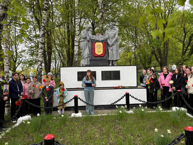 07 мая возложение цветов на братском захоронении д. Захаровка.. 07 мая возложение цветов на братском захоронении д. Захаровка..