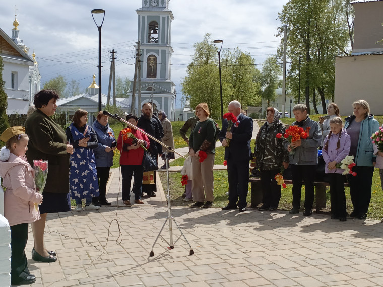 07 мая возложение цветов на братском захоронении в с. Крапивна.. 07 мая возложение цветов на братском захоронении в с. Крапивна..